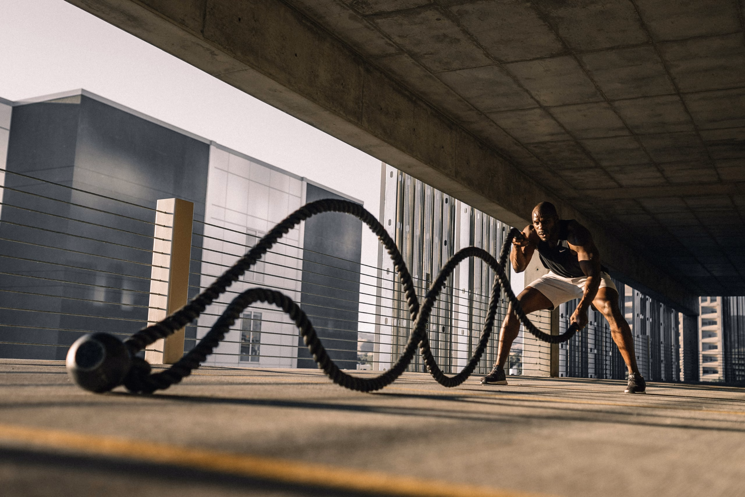 karsten-winegeart-0Wra5YYVQJE-unsplash Fitness client doing battle ropes